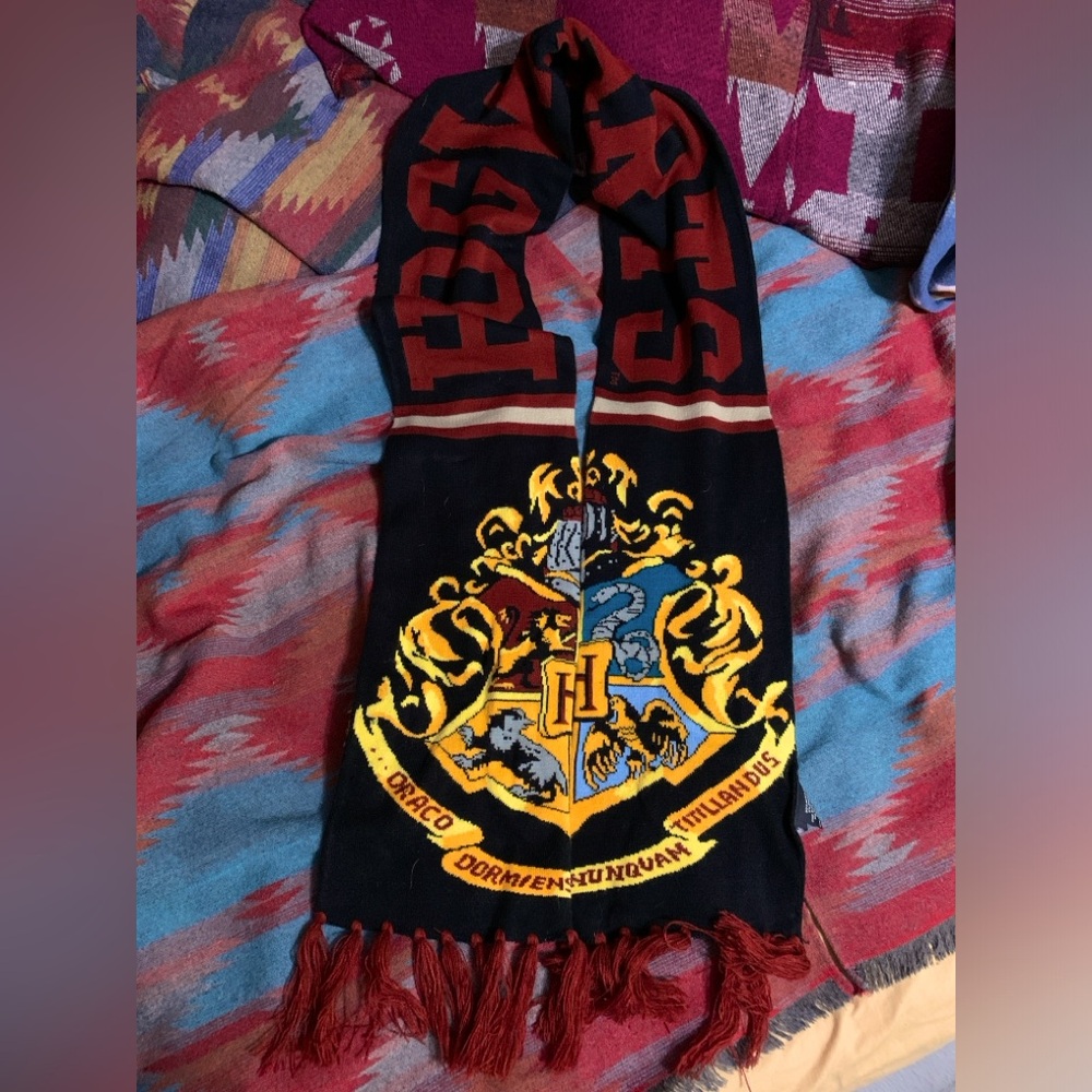 HARRY POTTER Hogwarts seal scarf